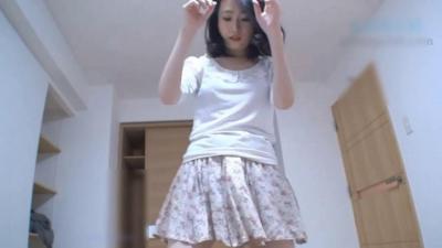 白嫩气质小少妇客厅脱光内裤躺地，遭猛操狂插内射高潮！