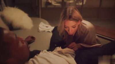 老公在床上熟睡时,饥渴老婆被送货员偷偷内射中出!