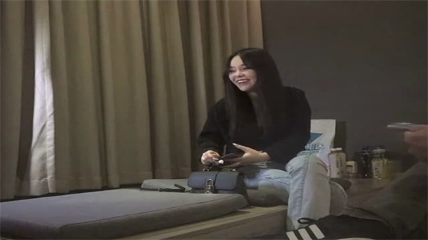 沈先生邂逅高颜值反差美女，前凸后翘大长腿激情吃鸡啪啪诱惑